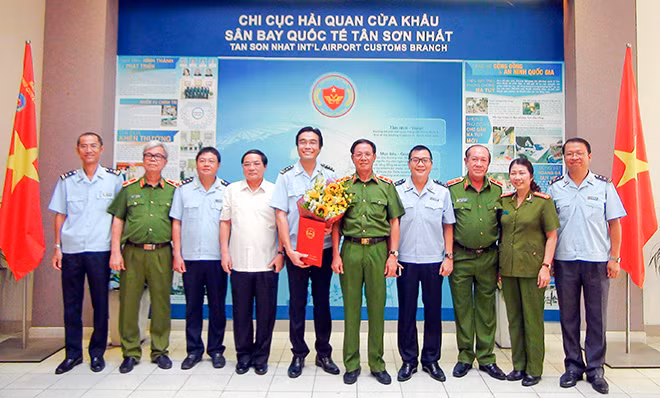 Lãnh đạo Tổng cục Cảnh sát trao quà khen tặng Hải quan sân bay Tân Sơn Nhất.