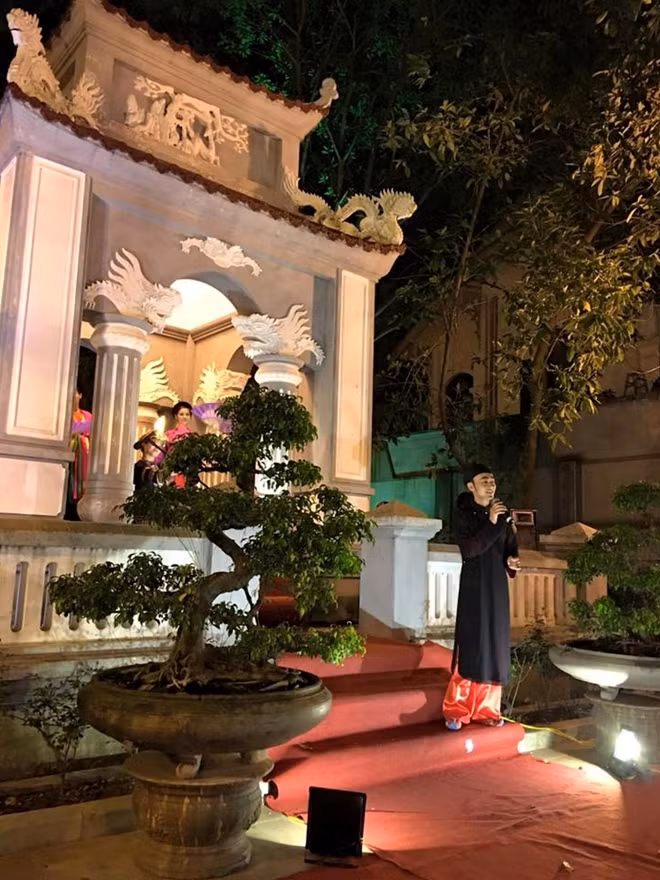 Một tiết mục văn nghệ diễn ra ngay bên Hồ Gươm.