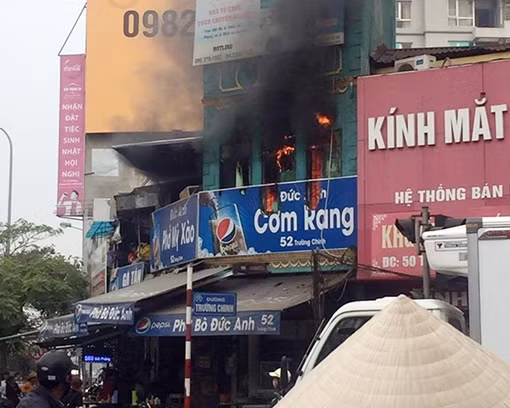Cháy quán phở giữa trưa, khách hàng tháo chạy tán loạn