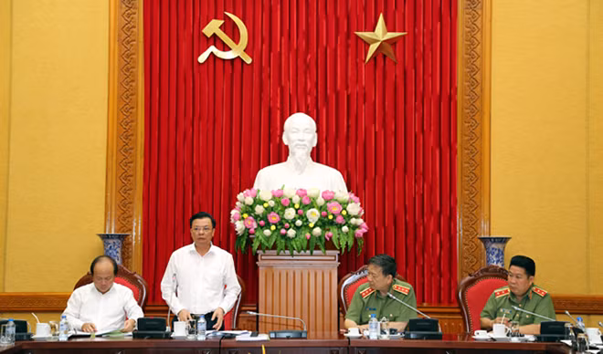 Bộ trưởng Bộ Tài chính Đinh Tiến Dũng phát biểu tại Hội nghị.