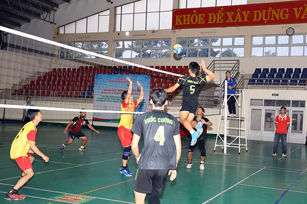Những pha bóng đẹp mắt của hai đội.