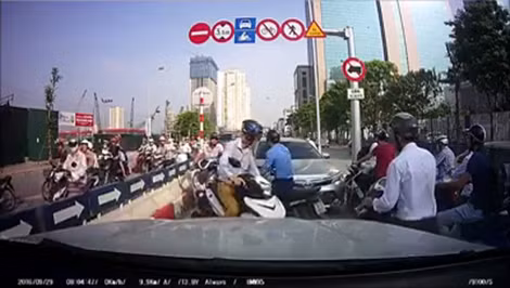 Giao thông ùn tắc ngay chân cầu.