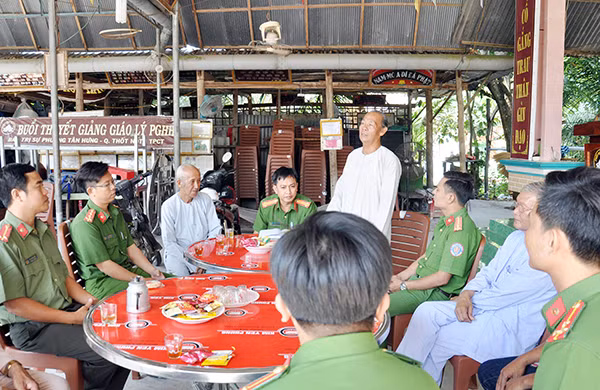 Công an phường Tân Hưng (quận Thốt Nốt), trao đổi với Ban trị sự PGHH phường về công tác bảo đảm ANTT trên địa bàn.