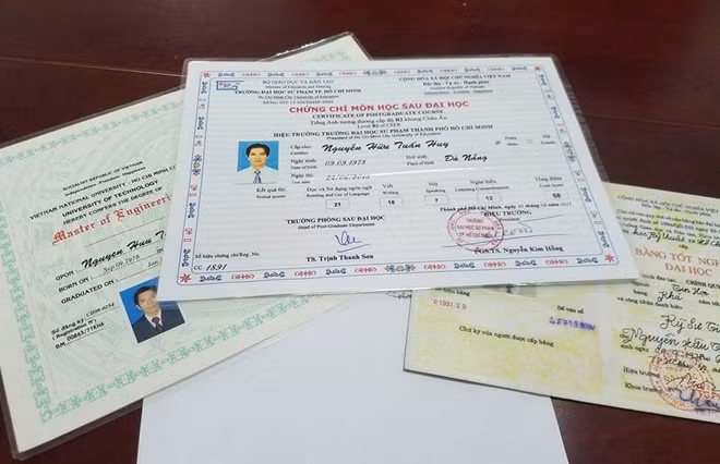 Những văn bằng giả mà Huy sử dụng để xin việc làm.
