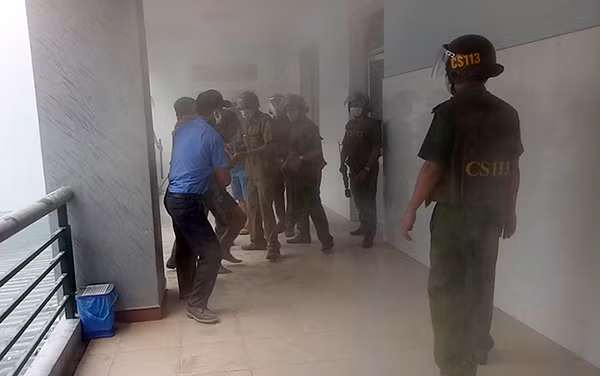 Lực lượng Công an và nhân viên bệnh viện khống chế đối tượng