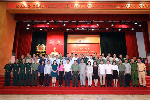 Thứ trưởng Bùi Văn Nam với các đại biểu tham dự buổi gặp mặt