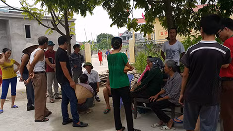 Người dân xóm 3 mong cơ quan liên quan xử lý hiện tượng nguồn nước ngầm ô nhiễm xăng để ổn định cuộc sống.