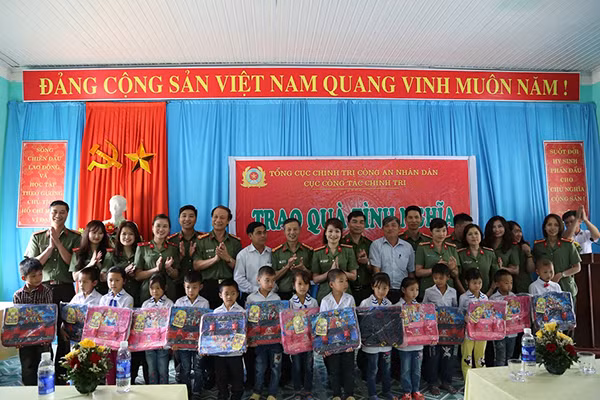 Đoàn Cục Công tác chính trị thăm, tặng quà tại trường Tiểu học Tuân Lộ, xã Tuân Lộ, huyện Sơn Dương, Tuyên Quang
