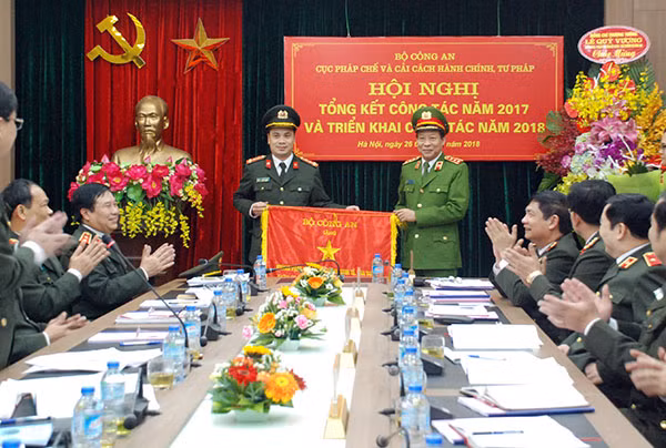 Thứ trưởng Lê Quý Vương trao Cờ thi đua của Bộ Công an cho các tập thể