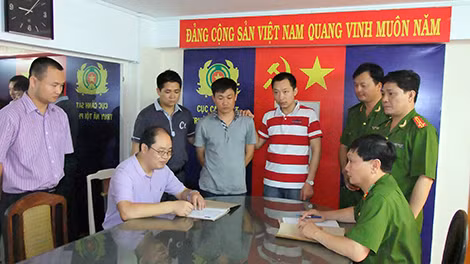 Lãnh đạo Cục Cảnh sát truy nã tội phạm - Bộ Công an làm thủ tục bàn giao đối tượng lừa đảo có lệnh truy nã quốc tế cho Công an Trung Quốc.