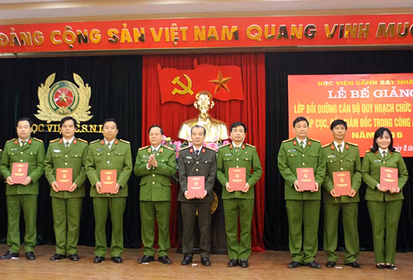 Giám đốc Học viện CSND trao chứng chỉ hoàn thành khóa học cho các đồng chí tham gia lớp bồi dưỡng
