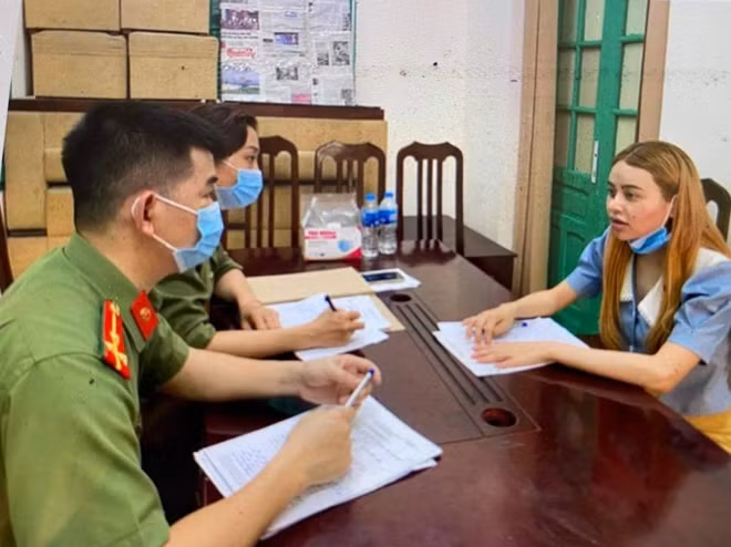 Đối tượng Trần Thị Phương Thảo tại cơ quan điều tra.