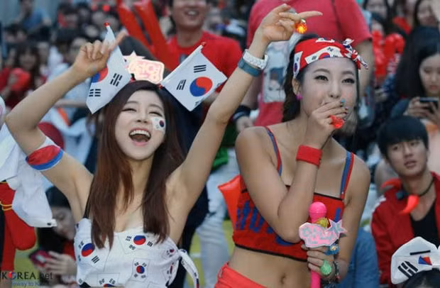 Không khi được khuấy động bởi những màn cổ vũ cùng tiếng hò reo nơi những "hot girl" Kim Chi.