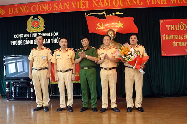 Đại tá Khương Duy Oanh, Phó Giám đốc Công an tỉnh trao thưởng 20 triệu đồng cho Phòng CSGT