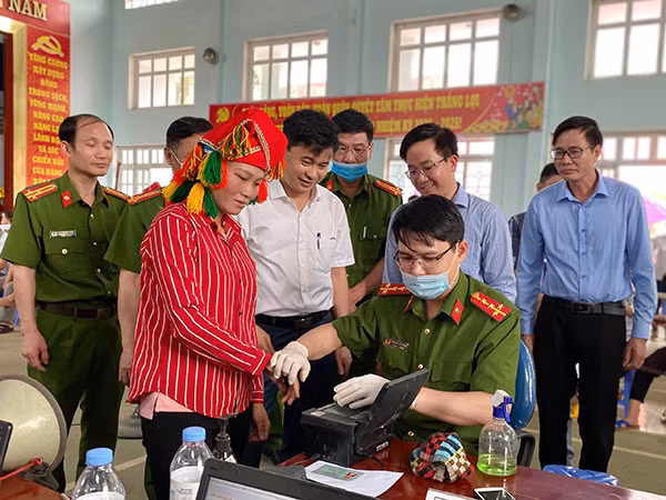 Lãnh đạo Công an tỉnh Lào Cai kiểm tra công tác cấp CCCD tại huyện Bảo Thắng.