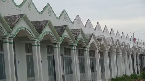 Dãy nhà 43 căn nhưng có đến 37 căn bỏ hoang từ nhiều năm nay. Dãy nhà 43 căn nhưng có đến 37 căn bỏ hoang từ nhiều năm nay.