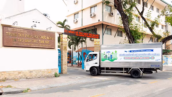 Chuyến xe chở nhu yếu phẩm, sữa của Vinamilk đến Trung tâm Phục hồi chức năng và trợ giúp trẻ khuyết tật tại TP.HCM, nơi đang nuôi dạy hơn 350 trẻ em có hoàn cảnh khó khăn