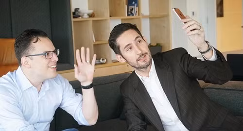 đồng sáng lập Instagram là Kevin Systrom và Mike Krieger
