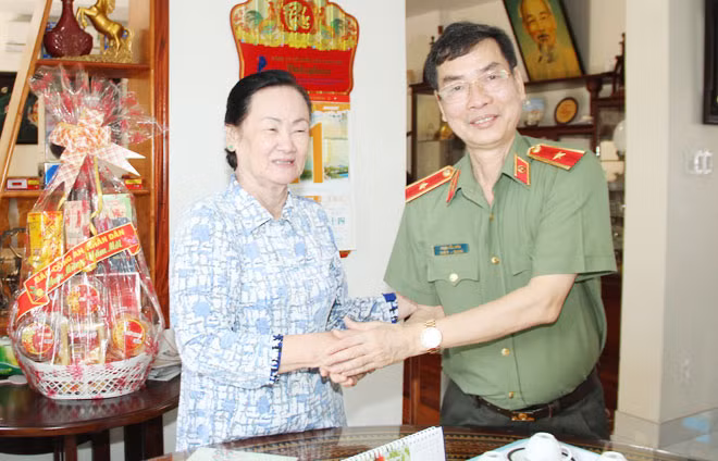 Thiếu tướng Phạm Văn Miên, Tổng Biên tập Báo CAND và đại diện gia đình cố Bộ trưởng Bộ Công an Bùi Thiện Ngộ.