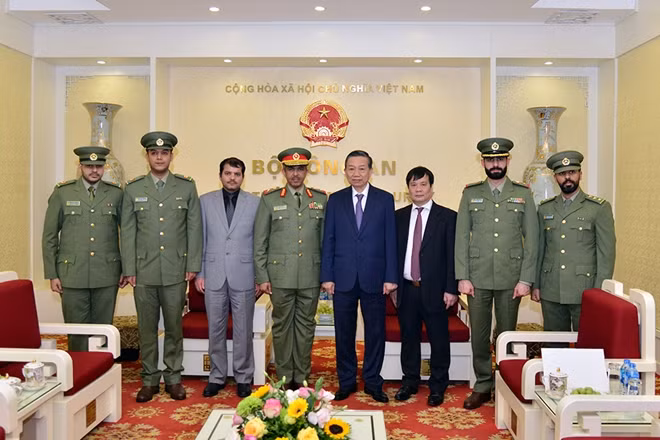Bộ trưởng Tô Lâm, ngài Faleh Shuja Alotaibi và các đại biểu.