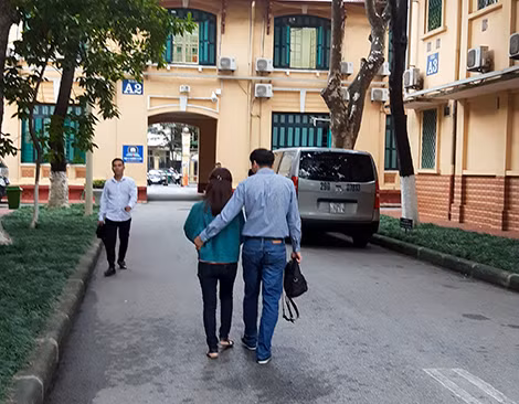 Người chồng luôn sát cánh bên vợ.