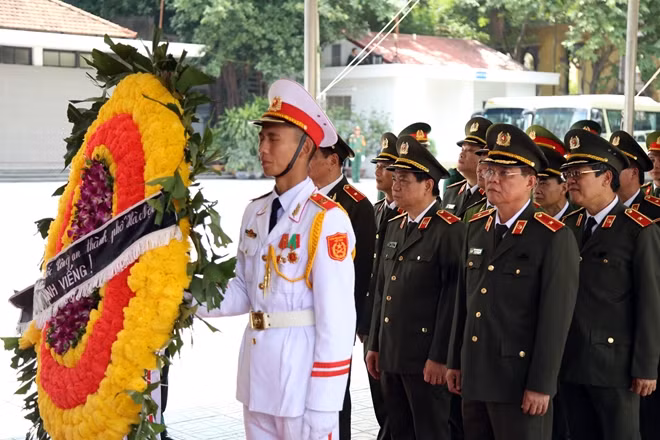 Cũng trong sáng nay 26-9, Đoàn Công an Thành phố Hà Nội do Thiếu tướng Đoàn Duy Khương làm trưởng đoàn đã vào viếng Chủ tịch nước Trần Đại Quang.