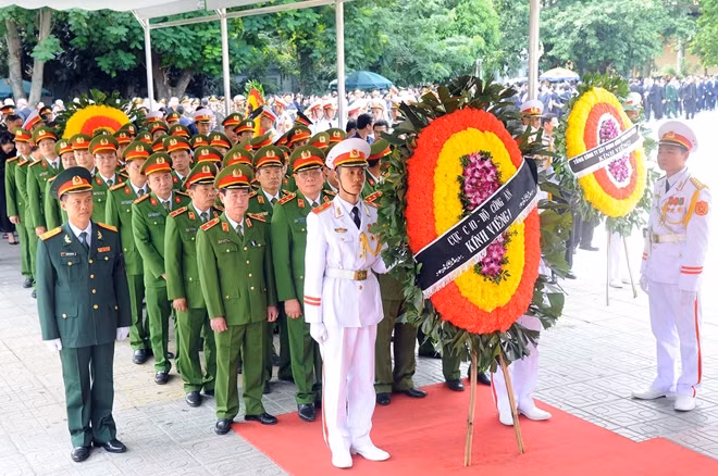 Đoàn Cục Cảnh sát Quản lí trại giam, cơ sở giáo dục bắt buộc, trường giáo dưỡng do Trung tướng Hồ Thanh Đình làm trưởng đoàn vào viếng Chủ tịch nước Trần Đại Quang