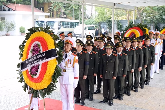 Đoàn Văn phòng Bộ Công an do Thiếu tướng Lương Tam Quang, Chánh Văn phòng Bộ Công an làm Trưởng đoàn vào viếng.