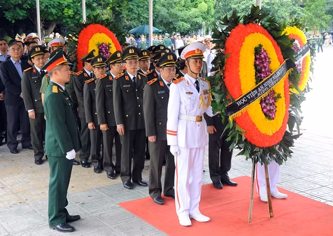 Đoàn Học viện An ninh nhân dân do Thiếu tướng Lê Văn Thắng làm trưởng đoàn vào viếng Chủ tịch nước Trần Đại Quang.