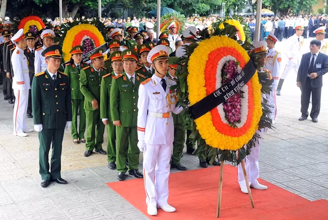 Chiều ngày 26-9, Lễ viếng Chủ tịch nước Trần Đại Quang tiếp tục diễn ra tại Nhà Tang lễ Quốc gia, Đoàn Cục Cảnh sát Quản lý tạm giữ, tạm giam và thi hành án hình sự tại cộng đồng Bộ Công an do đồng chí Thiếu tướng Phạm Văn Thế, Phó Cục trưởng làm trưởng đoàn vào viếng Chủ tịch nước Trần Đại Quang.