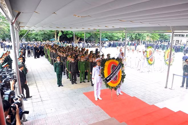 Đoàn đại biểu Đảng ủy Công an Trung ương, Bộ Công an do Thượng tướng Tô Lâm, Ủy viên Bộ Chính trị, Bí thư Đảng ủy Công an Trung ương, Bộ trưởng Bộ Công an làm Trưởng đoàn đến viếng và tưởng niệm đồng chí Trần Đại Quang, Ủy viên Bộ Chính trị, Chủ tịch nước Cộng hòa xã hội chủ nghĩa Việt Nam.