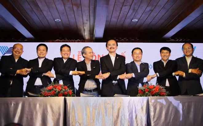 Các ông bầu chung tay ở giải sinh viên. Ảnh: SVLeague