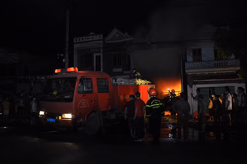 Lực lượng cứu hỏa tại vụ cháy.
