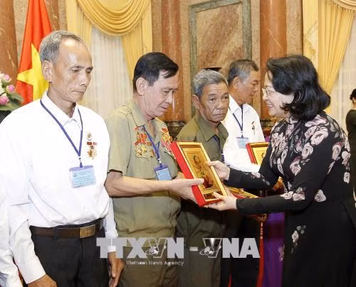 Phó Chủ tịch nước Đặng Thị Ngọc Thịnh tiếp đoàn người có công tỉnh Vĩnh Long ảnh 1