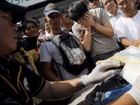 Cảnh sát Philippines bắt giữ tội phạm buôn ma túy.