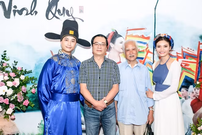 Đạo diễn - NSND Khải Hưng và NSƯT Anh Thái đóng vai bố Trạng trong MV.
