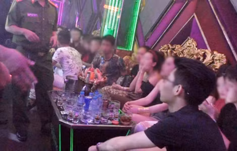 Có rất đông "dân chơi" trong bar Las Vegas.