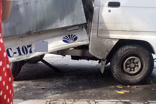 Xe tải bị hư hỏng sau va chạm Ảnh: H.Phạm