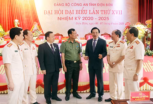 Các đồng chí lãnh đạo Tỉnh ủy, HĐND - UBND tỉnh, Lãnh đạo Bộ Công an và Ban Giám đốc Công an tỉnh mạn đàm tại Đại hội