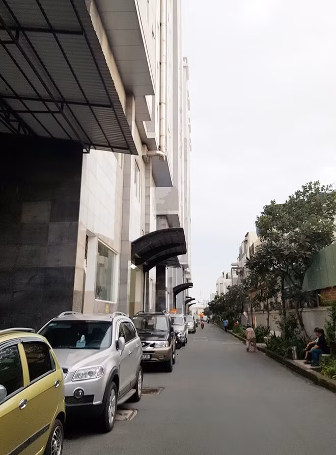 Xe ôtô đậu tràn ra lối đi cũng là hành lang thoát hiểm của người dân thời điểm xảy ra tranh chấp bãi giữ xe ở chung cư Phú Thạnh.