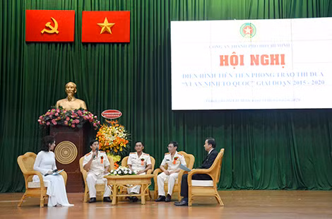 Thiếu tá Nguyễn Chí Thành (ngồi giữa) giao lưu tại Hội nghị điển hình tiên tiến phong trào thi đua "Vì An ninh Tổ quốc" giai đoạn 2015-2020.