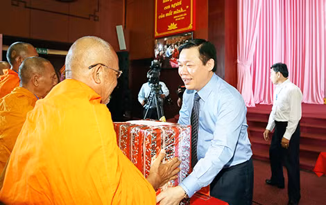 Phó Thủ tướng Vương Đình Huệ, tặng quà Tết Chol Chnăm Thmay các vị chức sắc tôn giáo đồng bào Khmer.