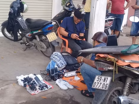 Có những "gian hàng" chỉ mấy bộ quần áo và vài cái dây sạc điện thoại.