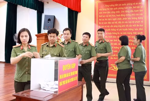 Học viện Chính tri CAND tặng quà cho người già neo đơn, trẻ em có hoàn cảnh khó khăn ảnh 3