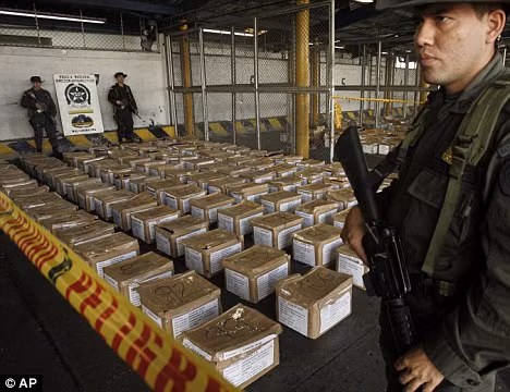 Cảnh sát canh gác những chiếc hộp đựng cocaine bắt giữ ở Buenaventura.