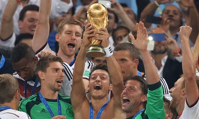 Oezil được tung hô khi ĐT Đức vô địch World Cup, nhưng gánh chịu mọi chỉ trích khi thất bại.