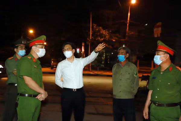 Thượng tá Nguyễn Quốc Toản, Giám đốc Công an tỉnh Bắc Giang (áo trắng) kiểm tra tại chốt kiểm soát phòng chống dịch bệnh COVID-19 ở phường Lê Lợi, TP Bắc Giang.