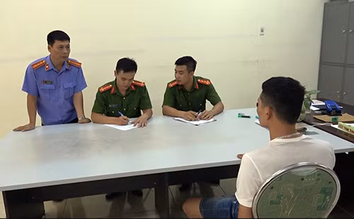 Lực lượng chức năng xét hỏi đối tượng.
