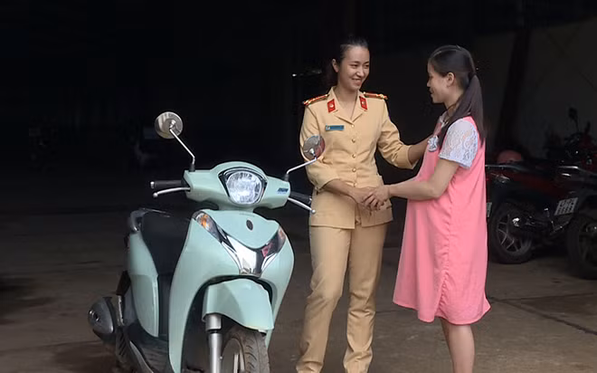 Cán bộ phòng Cảnh sát Giao thông – Công an tỉnh Đắk Lắk trao trả chiếc xe máy bị mất cắp cho chị Hồng