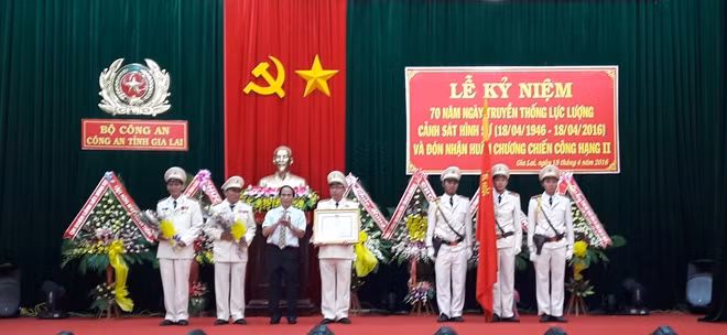Phòng Cảnh sát hình sự Công an Gia Lai đón nhận Huân chương Chiến công hạng nhì về thành tích phá án.